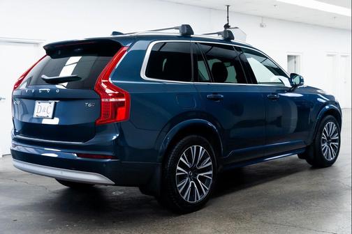 2022 Volvo XC90 T6 Momentum