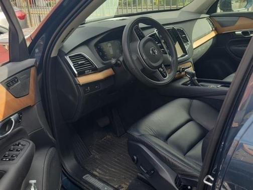 2022 Volvo XC90 T6 Momentum