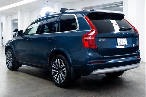 2022 Volvo XC90 T6 Momentum