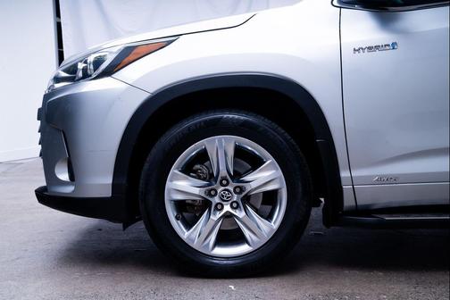Celestial Silver Metallic 2018 Toyota Highlander Hybrid Limited