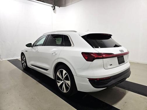 2024 Audi Q8 e-tron Premium