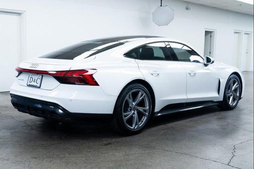 Ibis White 2024 Audi e-tron GT Premium Plus quattro