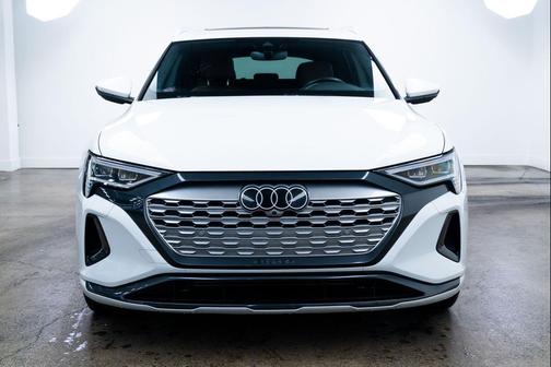 Glacier White Metallic 2024 Audi Q8 e-tron Premium