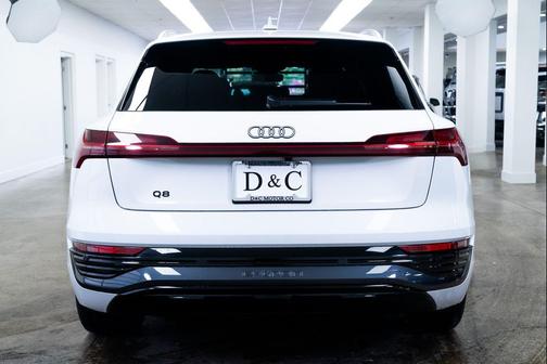 Glacier White Metallic 2024 Audi Q8 e-tron Premium
