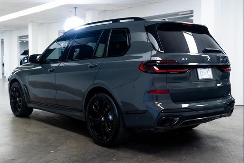 2025 BMW X7 M60i