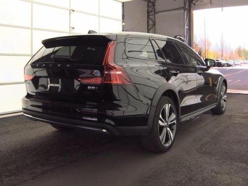 Onyx Black Metallic 2025 Volvo V60 Cross Country Plus, B5 AWD Gas (mild hybrid)