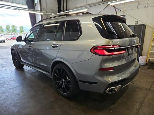 Skyscraper Grey Metallic 2023 BMW X7 xDrive40i