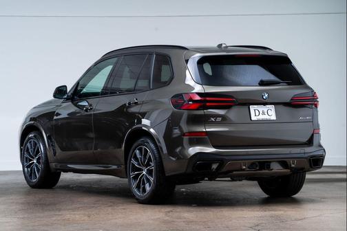Manhattan Green Metallic 2024 BMW X5 xDrive40i