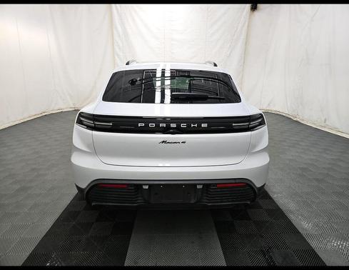 Ice Grey Metallic 2025 Porsche Macan Macan Electric 4