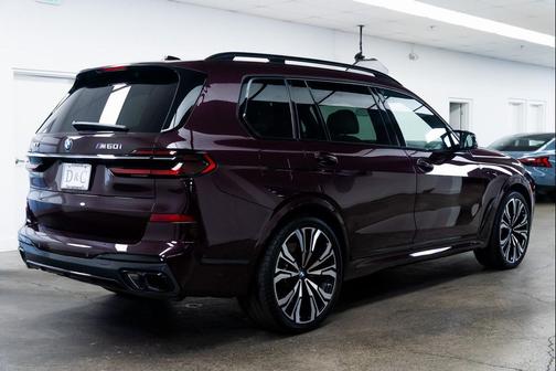 2023 BMW X7 M60i