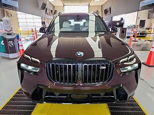 2023 BMW X7 M60i