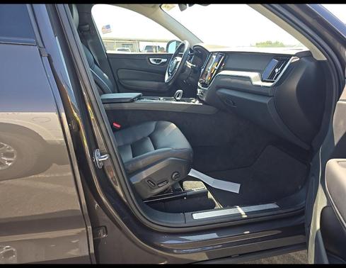 Platinum Grey Metallic 2025 Volvo XC60 B5 Core