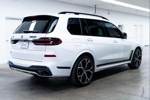 2023 BMW X7 M60i
