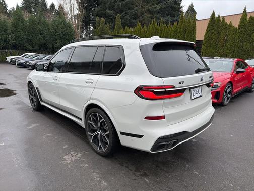 2023 BMW X7 M60i