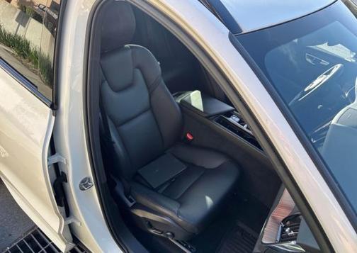 Crystal White Metallic 2023 Volvo XC60 B5 Plus Dark Theme