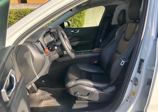 Crystal White Metallic 2023 Volvo XC60 B5 Plus Dark Theme