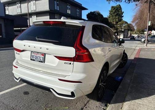 Crystal White Metallic 2023 Volvo XC60 B5 Plus Dark Theme