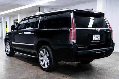 Photo 4 of 32 of 2016 Cadillac Escalade ESV Luxury