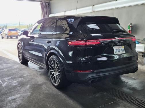 2023 Porsche Cayenne Platinum Edition