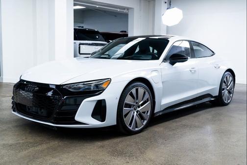 Suzuka Gray Metallic 2022 Audi e-tron GT Prestige