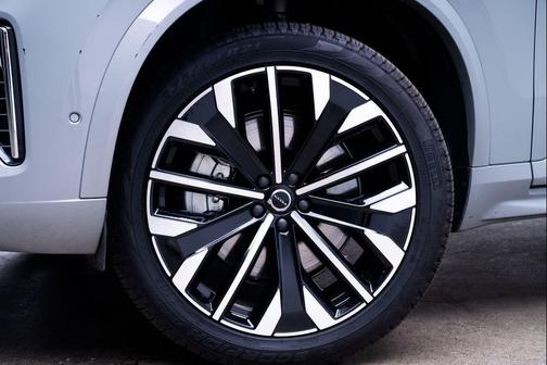 Vapour Grey Metallic 2025 Volvo XC90 Plug-In Hybrid T8 Plus 7-Seater