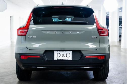 2024 Volvo XC40 B5 Plus Dark Theme