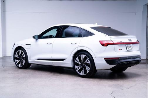 Glacier White Metallic 2024 Audi Q8 e-tron Prestige