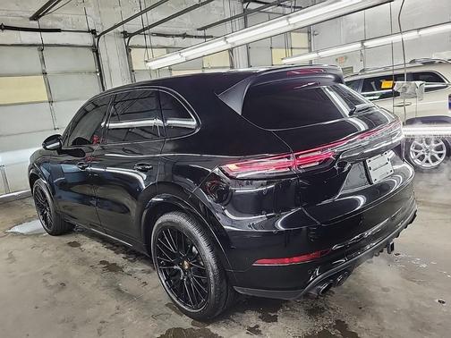 2023 Porsche Cayenne Platinum Edition
