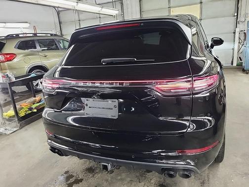 2023 Porsche Cayenne Platinum Edition