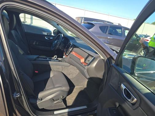 2024 Volvo XC60 Recharge Plug-In Hybrid T8 Plus Dark Theme