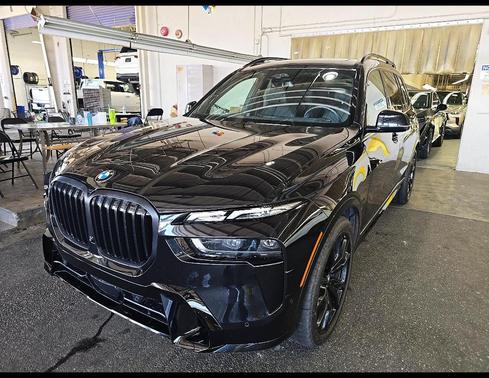 Black Sapphire Metallic 2024 BMW X7 xDrive40i