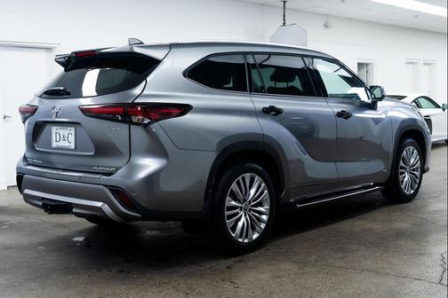 2025 Toyota Highlander Hybrid Platinum