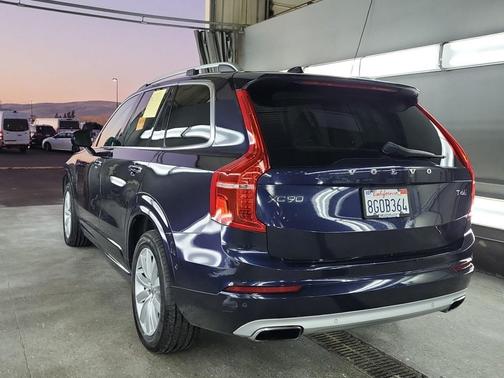 2016 Volvo XC90 T6 Momentum