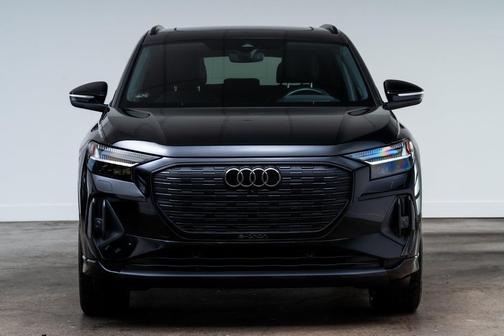 Mythos Black Metallic 2023 Audi Q4 e-tron Prestige 50 quattro