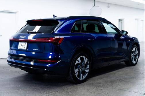 Navarra Blue Metallic 2021 Audi e-tron Premium