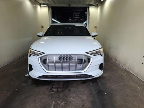 2022 Audi e-tron Premium Plus