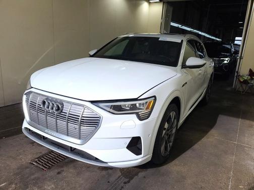 2022 Audi e-tron Premium Plus