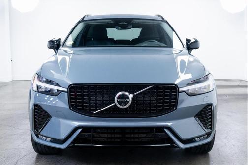 2023 Volvo XC60 B5 Plus Dark Theme