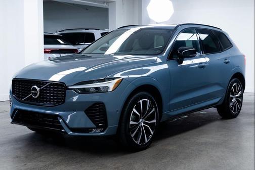 2023 Volvo XC60 B5 Plus Dark Theme