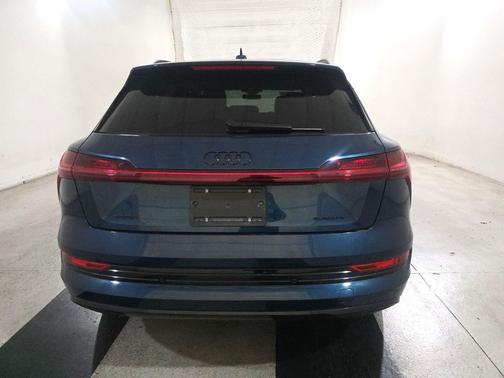 2022 Audi e-tron Premium Plus