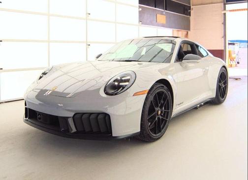 2025 Porsche 911 Carrera 4 GTS