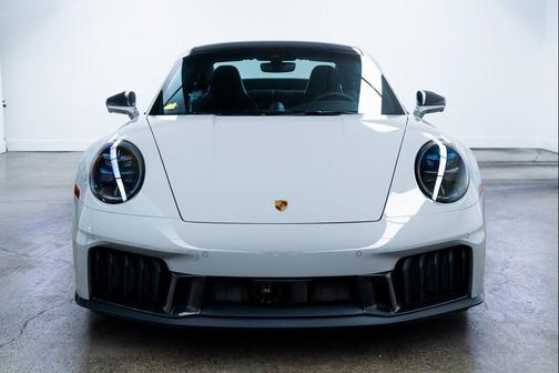 2025 Porsche 911 Carrera 4 GTS