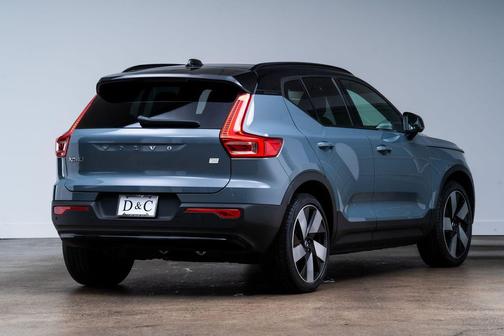 Silver Dawn Metallic 2023 Volvo XC40 Recharge Pure Electric Twin Ultimate