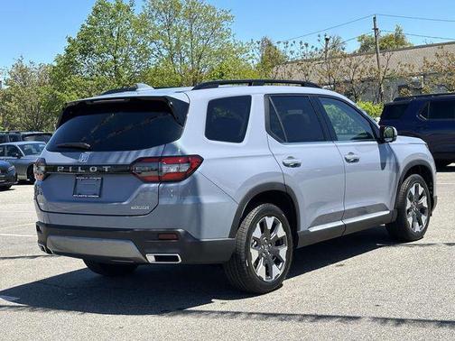Sonic Gray Pearl 2026 Honda Pilot Touring 8-Passenger