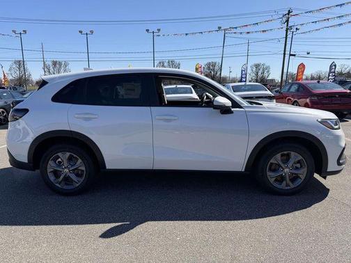 Platinum White Pearl 2026 Honda HR-V LX