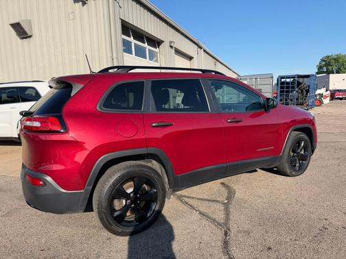 Deep Cherry Red Crystal Pearlcoat 2017 Jeep Cherokee Altitude