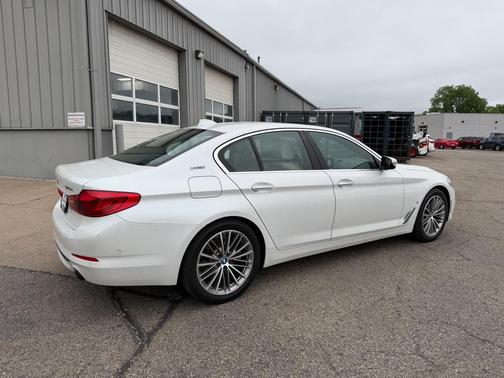 Mineral White Metallic 2018 BMW 530e xDrive iPerformance
