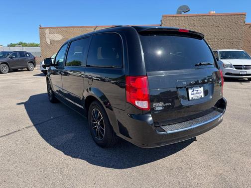 Black Onyx Crystal Pearlcoat 2017 Dodge Grand Caravan GT