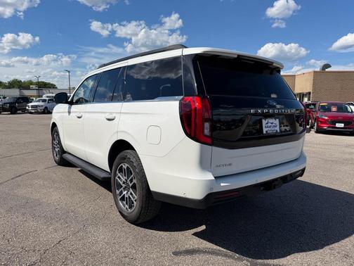 Star White Metallic Tri-Coat 2025 Ford Expedition Active