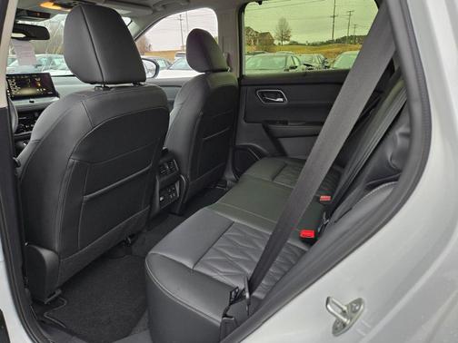 Everest White P 2026 Nissan Rogue Platinum